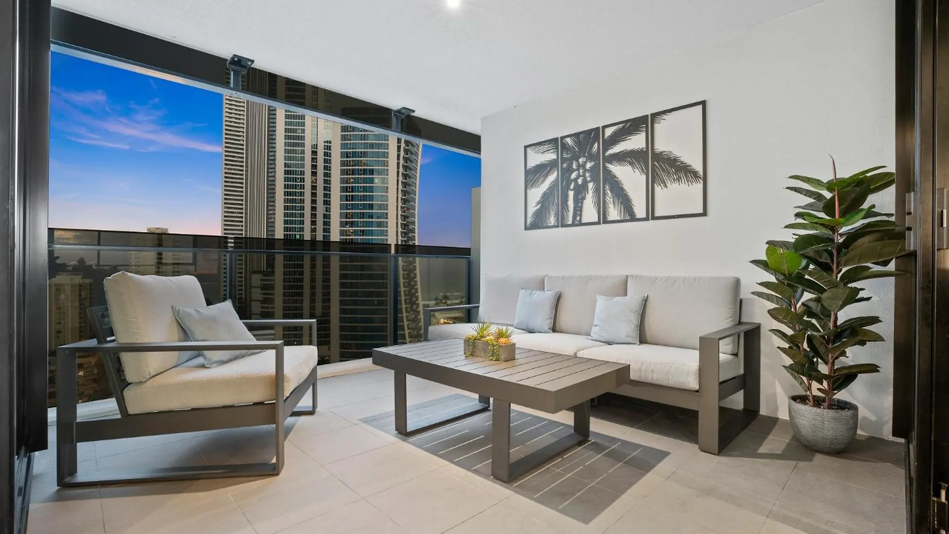 גולד קוסט Surfers Paradise Retreat Stunning Views 2-Br Haven 0*, גולד קוסט אוסטרליה