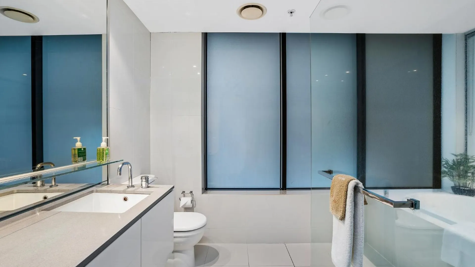 דירה גולד קוסט Surfers Paradise Retreat Stunning Views 2-Br Haven