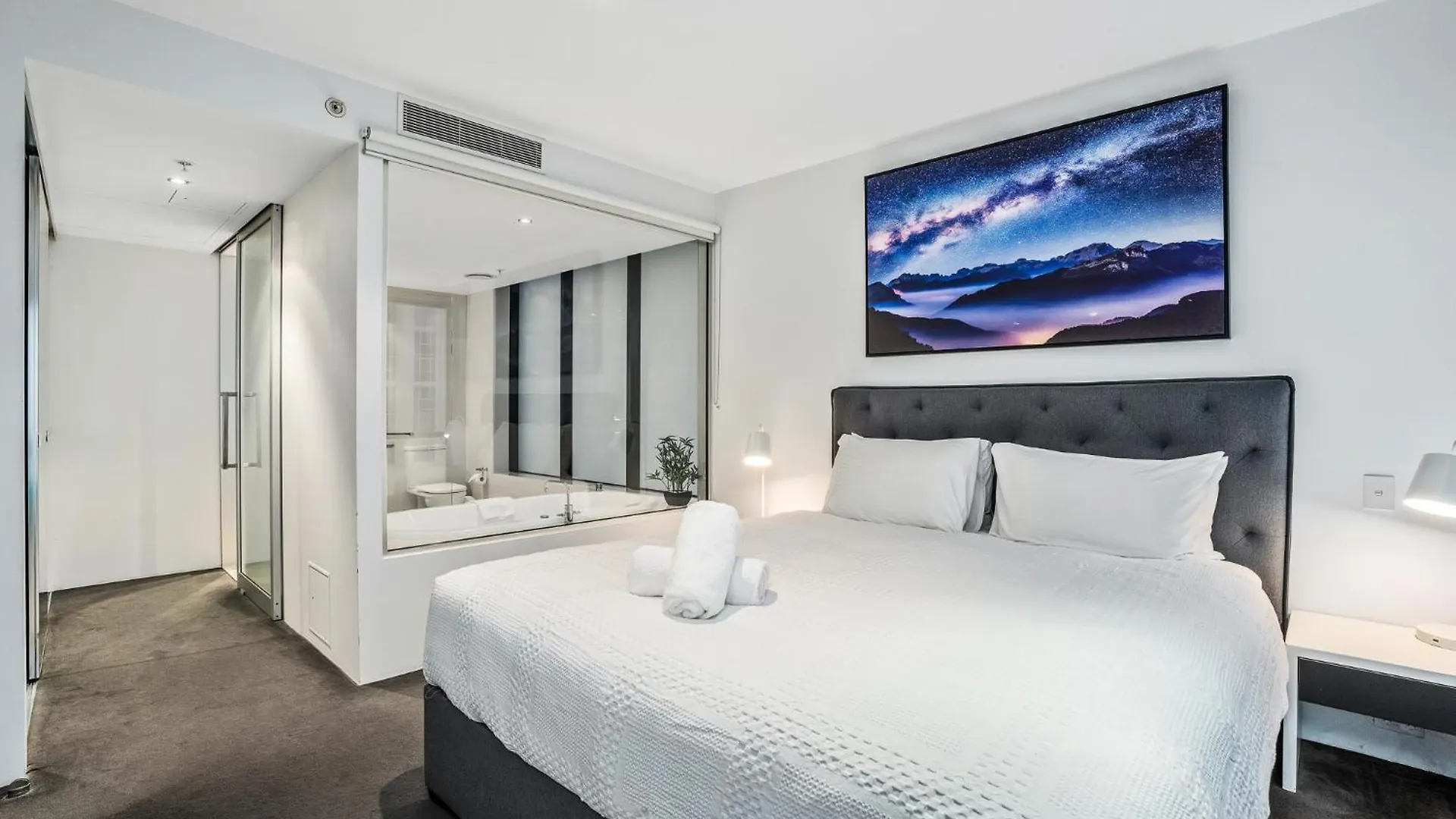 גולד קוסט Surfers Paradise Retreat Stunning Views 2-Br Haven דירה גולד קוסט
