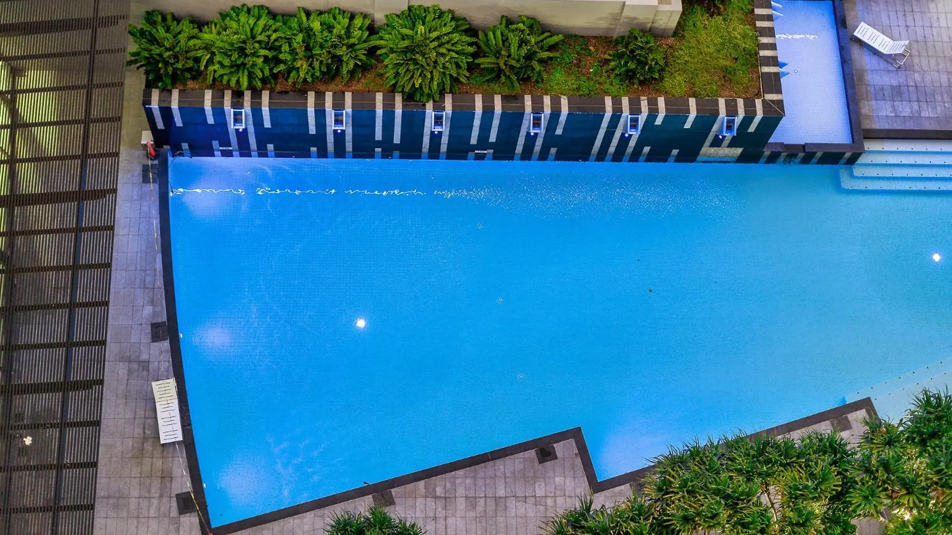גולד קוסט Surfers Paradise Retreat Stunning Views 2-Br Haven