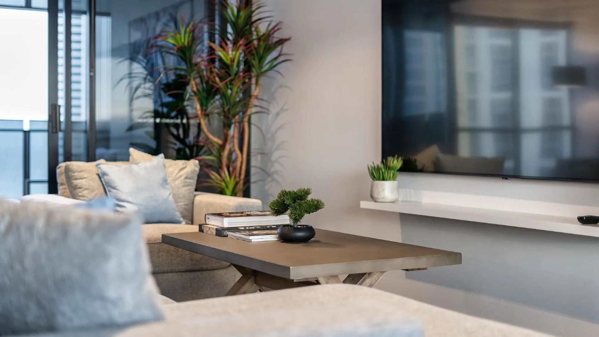 דירה גולד קוסט Surfers Paradise Retreat Stunning Views 2-Br Haven