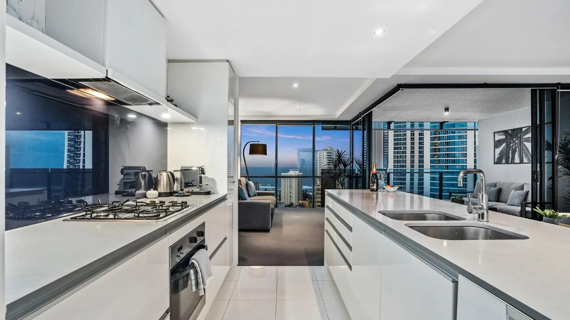 גולד קוסט Surfers Paradise Retreat Stunning Views 2-Br Haven אוסטרליה