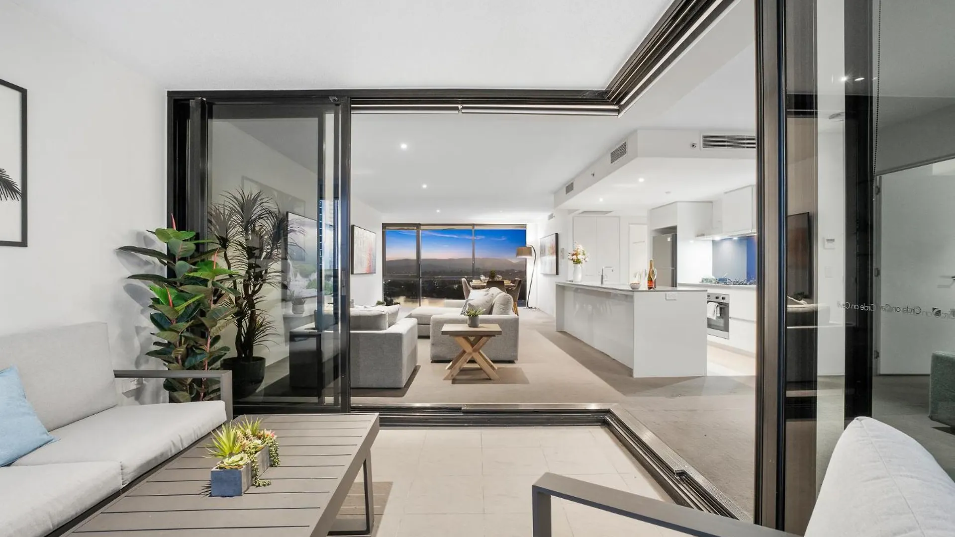 Surfers Paradise Retreat Stunning Views 2-Br Haven Gold Coast